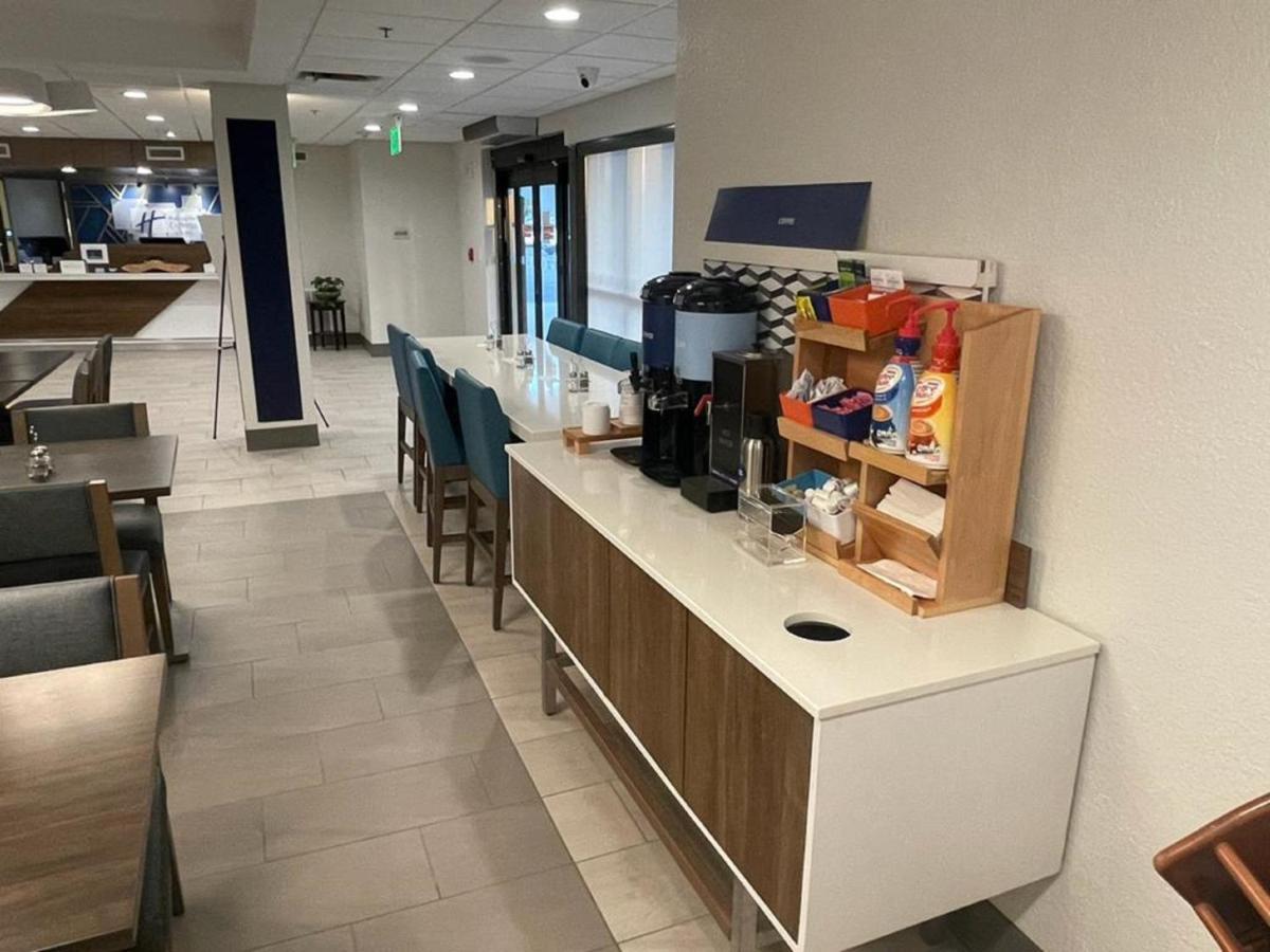 Holiday Inn Express Fort Lauderdale North - Executive Airport By Ihg Екстер'єр фото