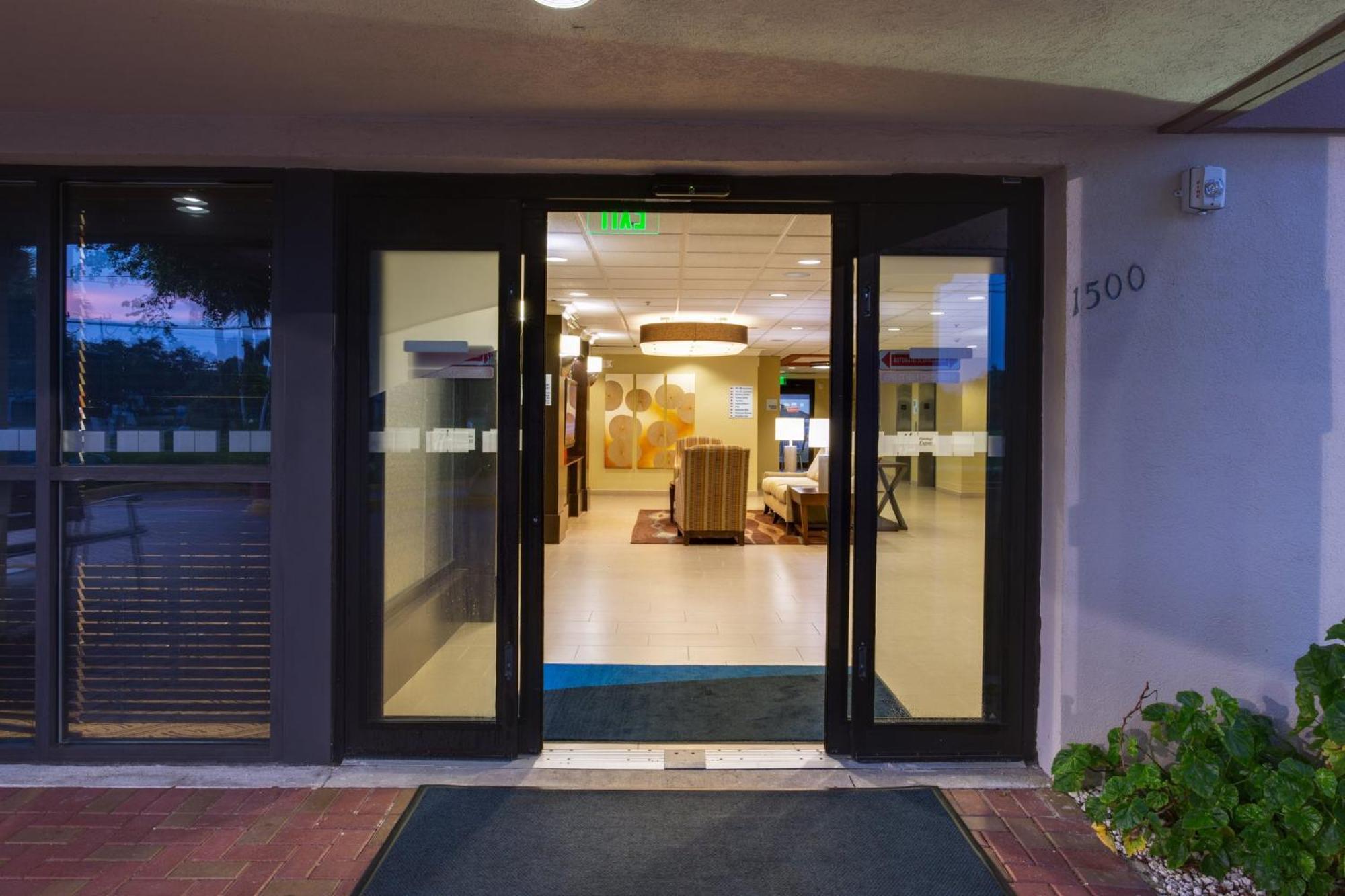 Holiday Inn Express Fort Lauderdale North - Executive Airport By Ihg Екстер'єр фото